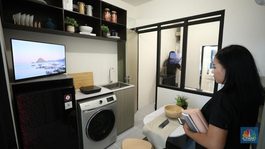 Pengunjung melihat display contoh rumah subsidi yang telah diperkecil di Jakarta, Senin (16/6/2025). Pengunjung melihat display contoh rumah subsidi yang telah diperkecil di Jakarta, Senin (16/6/2025). (CNBC Indonesia/Tri Susilo)