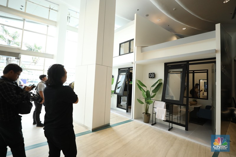 Pengunjung melihat display contoh rumah subsidi yang telah diperkecil di Jakarta, Senin (16/6/2025). (CNBC Indonesia/Tri Susilo)