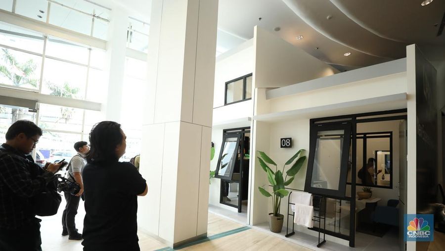 Pengunjung melihat display contoh rumah subsidi yang telah diperkecil di Jakarta, Senin (16/6/2025). (CNBC Indonesia/Tri Susilo)