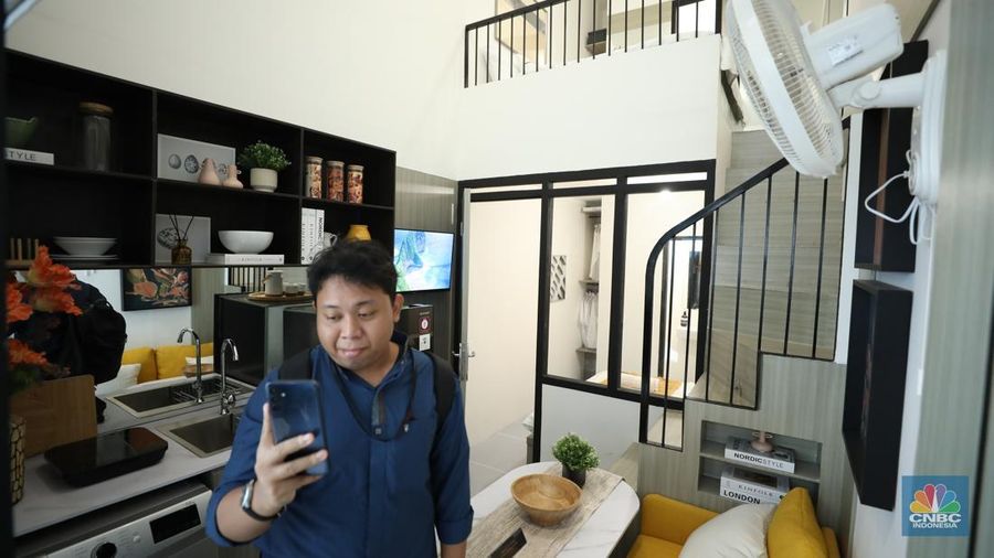 Pengunjung melihat display contoh rumah subsidi yang telah diperkecil di Jakarta, Senin (16/6/2025). (CNBC Indonesia/Tri Susilo)