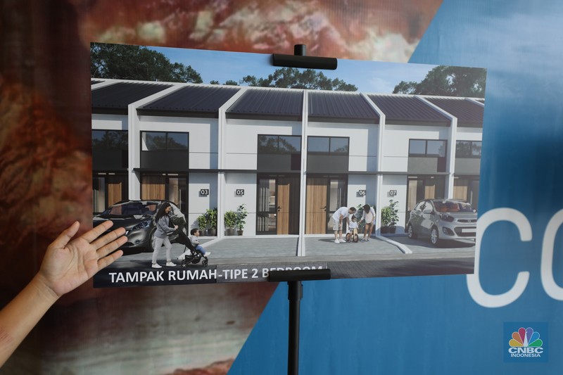 Pengunjung melihat display contoh rumah subsidi yang telah diperkecil di Jakarta, Senin (16/6/2025). Pengunjung melihat display contoh rumah subsidi yang telah diperkecil di Jakarta, Senin (16/6/2025). (CNBC Indonesia/Tri Susilo)