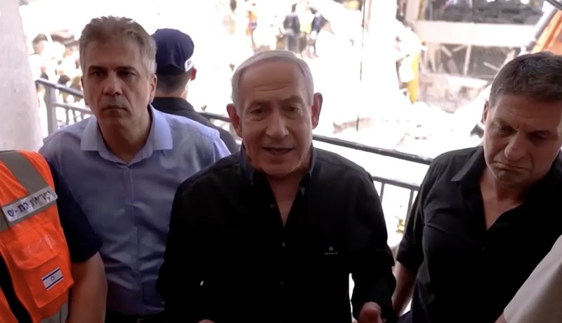 Perdana Menteri Israel Benjamin Netanyahu mengunjungi lokasi daerah permukiman yang hancur akibat serangan rudal Iran di dekat Tel Aviv, Israel, Minggu (15/6/2025). (Tangkapan Layar Video/REUTERS) Perdana Menteri Israel Benjamin Netanyahu mengunjungi lokasi daerah permukiman yang hancur akibat serangan rudal Iran di dekat Tel Aviv, Israel, Minggu (15/6/2025). (Tangkapan Layar Video/REUTERS)