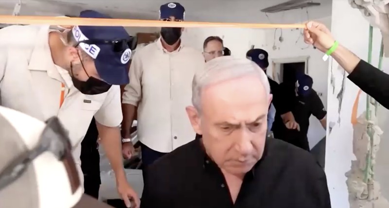 Perdana Menteri Israel Benjamin Netanyahu mengunjungi lokasi daerah permukiman yang hancur akibat serangan rudal Iran di dekat Tel Aviv, Israel, Minggu (15/6/2025). (Tangkapan Layar Video/REUTERS) Perdana Menteri Israel Benjamin Netanyahu mengunjungi lokasi daerah permukiman yang hancur akibat serangan rudal Iran di dekat Tel Aviv, Israel, Minggu (15/6/2025). (Tangkapan Layar Video/REUTERS)