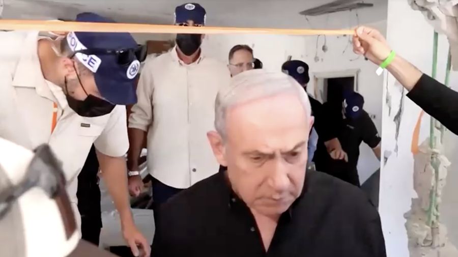 Perdana Menteri Israel Benjamin Netanyahu mengunjungi lokasi daerah permukiman yang hancur akibat serangan rudal Iran di dekat Tel Aviv, Israel, Minggu (15/6/2025). (Tangkapan Layar Video/REUTERS)