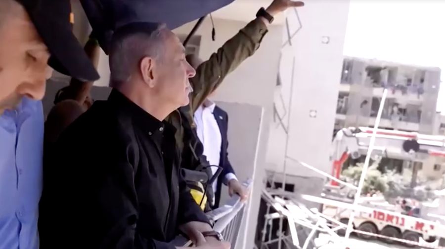 Perdana Menteri Israel Benjamin Netanyahu mengunjungi lokasi daerah permukiman yang hancur akibat serangan rudal Iran di dekat Tel Aviv, Israel, Minggu (15/6/2025). (Tangkapan Layar Video/REUTERS)