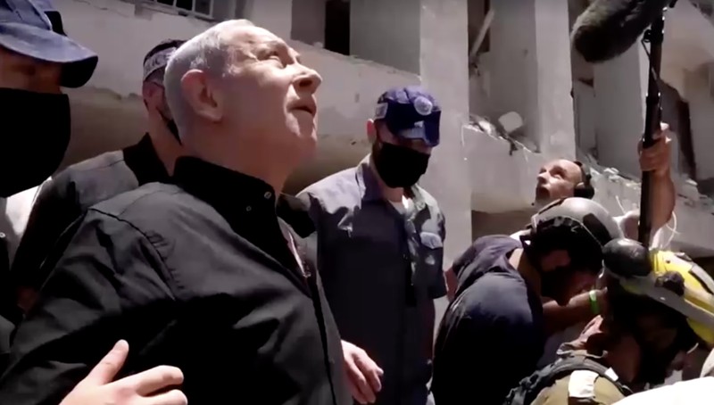 Perdana Menteri Israel Benjamin Netanyahu mengunjungi lokasi daerah permukiman yang hancur akibat serangan rudal Iran di dekat Tel Aviv, Israel, Minggu (15/6/2025). (Tangkapan Layar Video/REUTERS) Perdana Menteri Israel Benjamin Netanyahu mengunjungi lokasi daerah permukiman yang hancur akibat serangan rudal Iran di dekat Tel Aviv, Israel, Minggu (15/6/2025). (Tangkapan Layar Video/REUTERS)