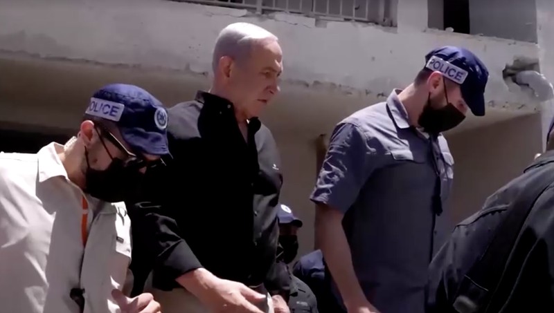 Perdana Menteri Israel Benjamin Netanyahu mengunjungi lokasi daerah permukiman yang hancur akibat serangan rudal Iran di dekat Tel Aviv, Israel, Minggu (15/6/2025). (Tangkapan Layar Video/REUTERS) Perdana Menteri Israel Benjamin Netanyahu mengunjungi lokasi daerah permukiman yang hancur akibat serangan rudal Iran di dekat Tel Aviv, Israel, Minggu (15/6/2025). (Tangkapan Layar Video/REUTERS)