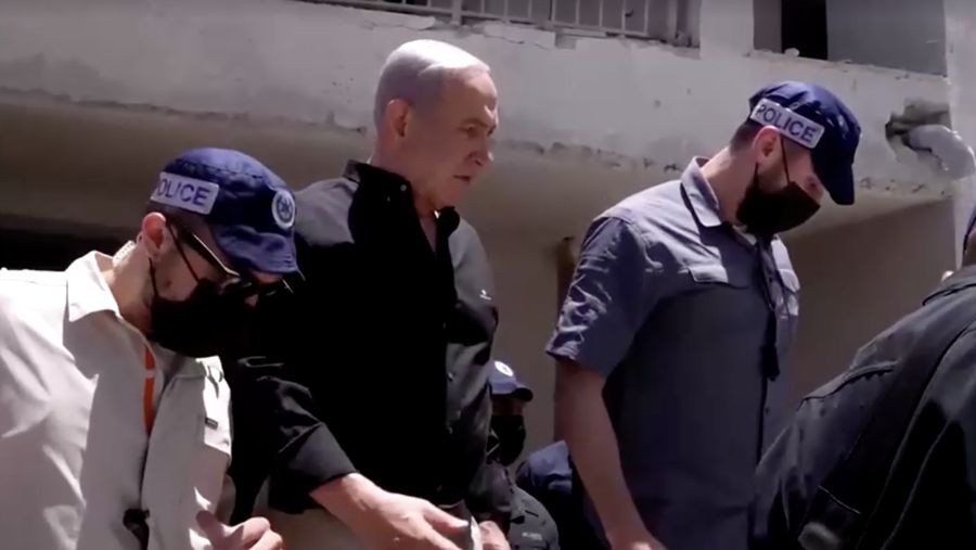 Perdana Menteri Israel Benjamin Netanyahu mengunjungi lokasi daerah permukiman yang hancur akibat serangan rudal Iran di dekat Tel Aviv, Israel, Minggu (15/6/2025). (Tangkapan Layar Video/REUTERS)