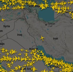 Detik-Detik Pesawat Santai Lewat Langit saat Iran-Israel Saling Serang