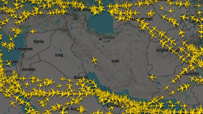 Detik-Detik Pesawat Santai Lewat Langit saat Iran-Israel Saling Serang