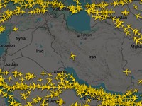 Detik-Detik Pesawat Santai Lewat Langit saat Iran-Israel Saling Serang