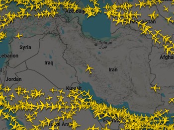 Detik-Detik Pesawat Santai Lewat Langit saat Iran-Israel Saling Serang