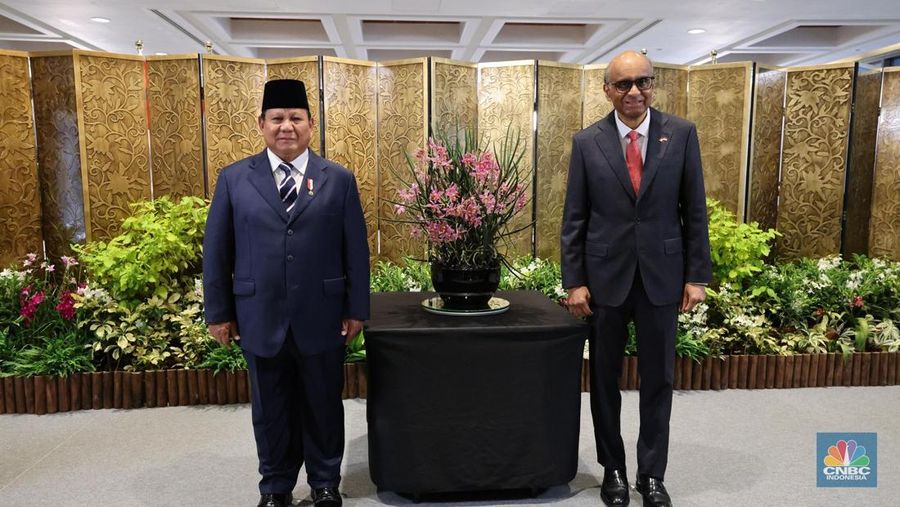 Presiden Prabowo Subianto diminta untuk mengabadikan sebuah nama pada salah satu jenis anggrek di Singapura. Hal itu merupakan bagian dari rangkaian agenda yang dijalani saat diterima di Parliament House, Singapura, Senin (16/6/2025). (CNBC Indonesia/Enir Yanwardhana)