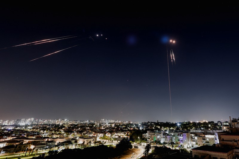 Rudal yang diluncurkan dari Iran dicegat seperti yang terlihat dari Ashkelon, Israel, 15 Juni 2025. Rudal yang diluncurkan dari Iran dicegat seperti yang terlihat dari Ashkelon, Israel, 15 Juni 2025. (REUTERS/Amir Cohen)