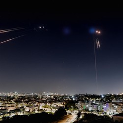 Iran Pakai Metode Baru, Tembus Iron Dome-Hantam Tel Aviv dan Haifa