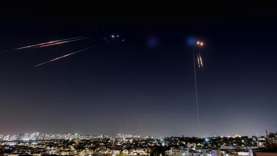 Rudal yang diluncurkan dari Iran dicegat seperti yang terlihat dari Ashkelon, Israel, 15 Juni 2025. (REUTERS/Amir Cohen)