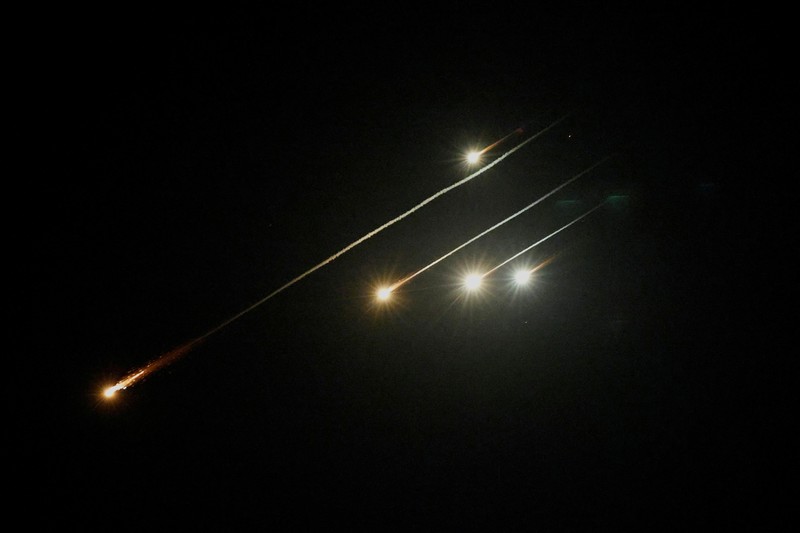 Rudal yang diluncurkan dari Iran dicegat seperti yang terlihat dari Ashkelon, Israel, 15 Juni 2025. (REUTERS/Amir Cohen)