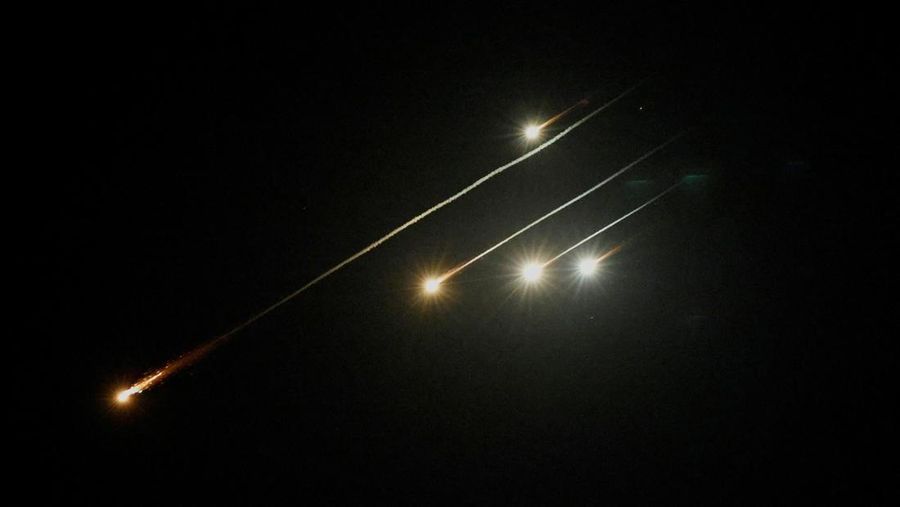 Rudal yang diluncurkan dari Iran dicegat seperti yang terlihat dari Ashkelon, Israel, 15 Juni 2025. (REUTERS/Amir Cohen)
