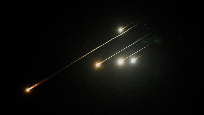 Rudal yang diluncurkan dari Iran dicegat seperti yang terlihat dari Ashkelon, Israel, 15 Juni 2025. (REUTERS/Amir Cohen)