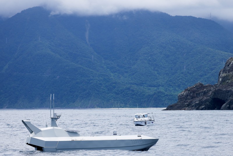 Anggota media mengambil foto drone laut SeaShark 800, yang dikembangkan oleh Thunder Tiger sedang melakukan uji coba di laut lepas Wushi, Taiwan, 6 Juni 2025. Anggota media mengambil foto drone laut SeaShark 800, yang dikembangkan oleh Thunder Tiger sedang melakukan uji coba di laut lepas Wushi, Taiwan, 6 Juni 2025. (REUTERS/Ann Wang)