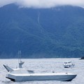 Sebuah drone laut SeaShark 800, yang dikembangkan oleh Thunder Tiger, mengambil bagian dalam uji coba di laut lepas Wushi, Taiwan, 6 Juni 2025. (REUTERS/Ann Wang)