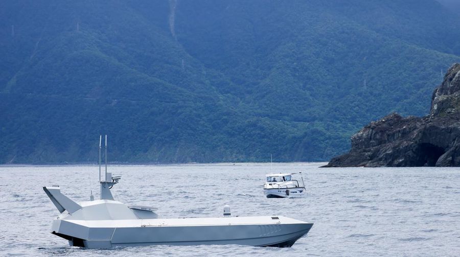 Anggota media mengambil foto drone laut SeaShark 800, yang dikembangkan oleh Thunder Tiger sedang melakukan uji coba di laut lepas Wushi, Taiwan, 6 Juni 2025. (REUTERS/Ann Wang)