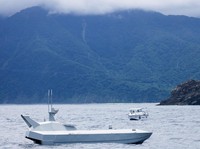 Sebuah drone laut SeaShark 800, yang dikembangkan oleh Thunder Tiger, mengambil bagian dalam uji coba di laut lepas Wushi, Taiwan, 6 Juni 2025. (REUTERS/Ann Wang)