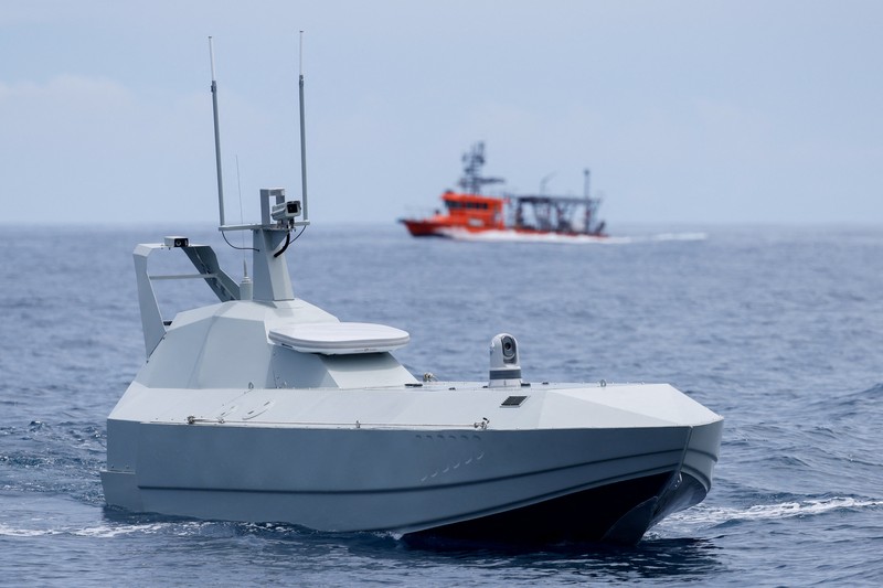 Anggota media mengambil foto drone laut SeaShark 800, yang dikembangkan oleh Thunder Tiger sedang melakukan uji coba di laut lepas Wushi, Taiwan, 6 Juni 2025. Anggota media mengambil foto drone laut SeaShark 800, yang dikembangkan oleh Thunder Tiger sedang melakukan uji coba di laut lepas Wushi, Taiwan, 6 Juni 2025. (REUTERS/Ann Wang)