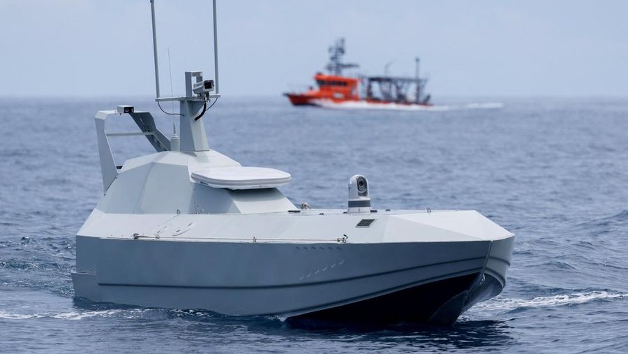 Anggota media mengambil foto drone laut SeaShark 800, yang dikembangkan oleh Thunder Tiger sedang melakukan uji coba di laut lepas Wushi, Taiwan, 6 Juni 2025. (REUTERS/Ann Wang)