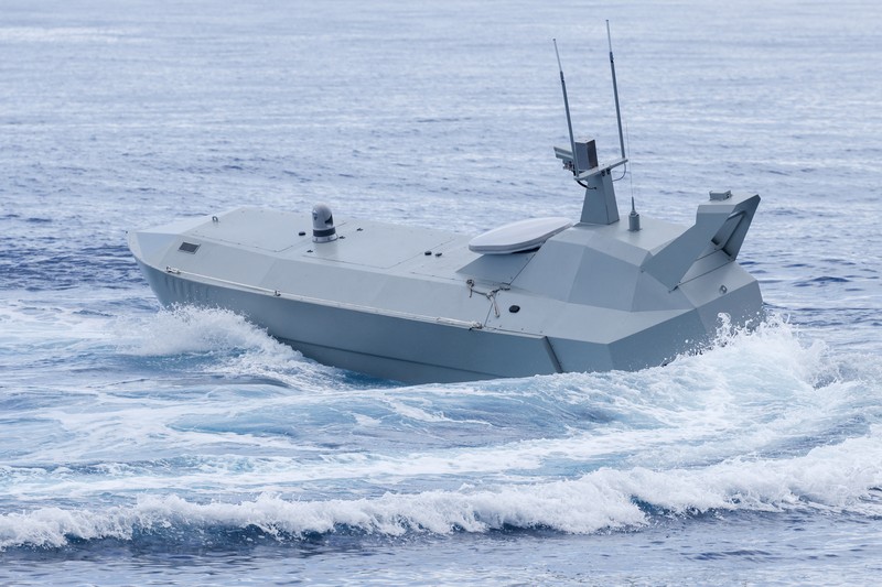 Anggota media mengambil foto drone laut SeaShark 800, yang dikembangkan oleh Thunder Tiger sedang melakukan uji coba di laut lepas Wushi, Taiwan, 6 Juni 2025. Anggota media mengambil foto drone laut SeaShark 800, yang dikembangkan oleh Thunder Tiger sedang melakukan uji coba di laut lepas Wushi, Taiwan, 6 Juni 2025. (REUTERS/Ann Wang)