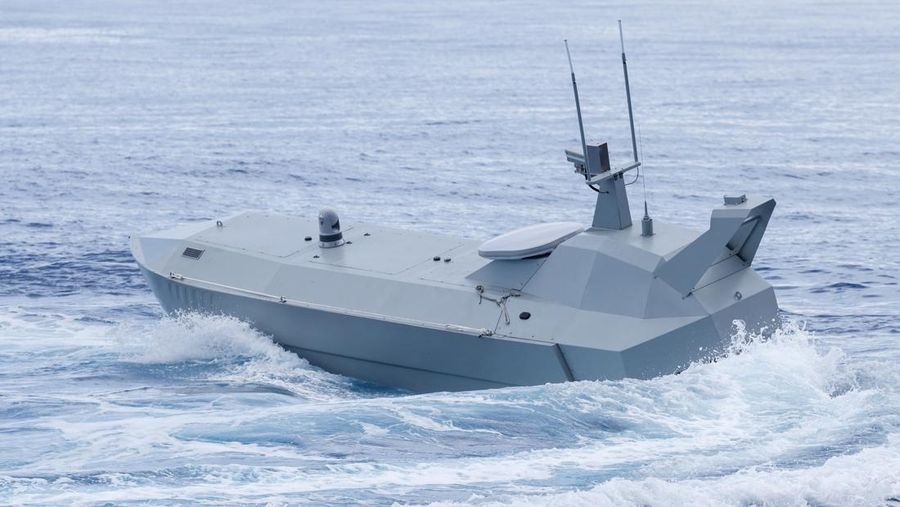 Anggota media mengambil foto drone laut SeaShark 800, yang dikembangkan oleh Thunder Tiger sedang melakukan uji coba di laut lepas Wushi, Taiwan, 6 Juni 2025. Anggota media mengambil foto drone laut SeaShark 800, yang dikembangkan oleh Thunder Tiger sedang melakukan uji coba di laut lepas Wushi, Taiwan, 6 Juni 2025. (REUTERS/Ann Wang)