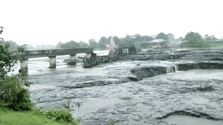 Sebuah tragedi terjadi di kota Pune, India barat, setelah jembatan di atas sungai Indrayani runtuh pada hari Minggu (15/6). Insiden ini mengakibatkan setidaknya dua orang tewas dan sejumlah lainnya tersapu arus sungai. Sebuah tragedi terjadi di kota Pune, India barat, setelah jembatan di atas sungai Indrayani runtuh pada hari Minggu (15/6). Insiden ini mengakibatkan setidaknya dua orang tewas dan sejumlah lainnya tersapu arus sungai. (Tangkapan Layar Video Reuters/ANI)