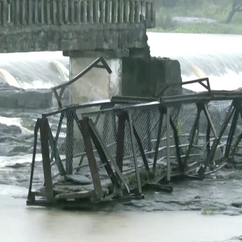 Potret Malapetaka Jembatan Runtuh, Korban Tewas Terbawa Arus