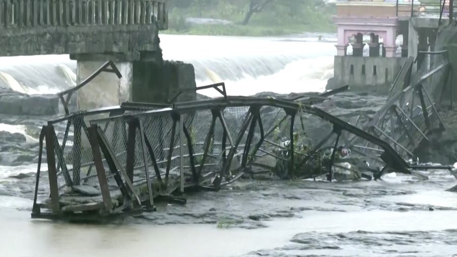 Sebuah tragedi terjadi di kota Pune, India barat, setelah jembatan di atas sungai Indrayani runtuh pada hari Minggu (15/6). Insiden ini mengakibatkan setidaknya dua orang tewas dan sejumlah lainnya tersapu arus sungai. Sebuah tragedi terjadi di kota Pune, India barat, setelah jembatan di atas sungai Indrayani runtuh pada hari Minggu (15/6). Insiden ini mengakibatkan setidaknya dua orang tewas dan sejumlah lainnya tersapu arus sungai. (Tangkapan Layar Video Reuters/ANI)