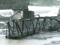 Potret Malapetaka Jembatan Runtuh, Korban Tewas Terbawa Arus