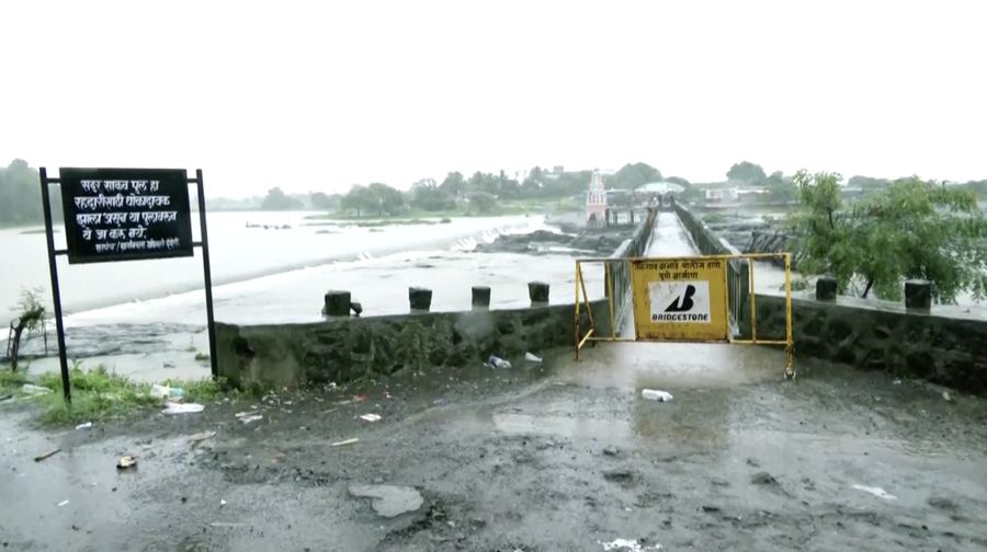Sebuah tragedi terjadi di kota Pune, India barat, setelah jembatan di atas sungai Indrayani runtuh pada hari Minggu (15/6). Insiden ini mengakibatkan setidaknya dua orang tewas dan sejumlah lainnya tersapu arus sungai. Sebuah tragedi terjadi di kota Pune, India barat, setelah jembatan di atas sungai Indrayani runtuh pada hari Minggu (15/6). Insiden ini mengakibatkan setidaknya dua orang tewas dan sejumlah lainnya tersapu arus sungai. (Tangkapan Layar Video Reuters/ANI)