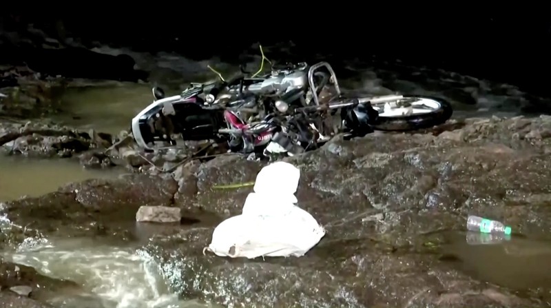 Sebuah tragedi terjadi di kota Pune, India barat, setelah jembatan di atas sungai Indrayani runtuh pada hari Minggu (15/6). Insiden ini mengakibatkan setidaknya dua orang tewas dan sejumlah lainnya tersapu arus sungai. Sebuah tragedi terjadi di kota Pune, India barat, setelah jembatan di atas sungai Indrayani runtuh pada hari Minggu (15/6). Insiden ini mengakibatkan setidaknya dua orang tewas dan sejumlah lainnya tersapu arus sungai. (Tangkapan Layar Video Reuters/ANI)