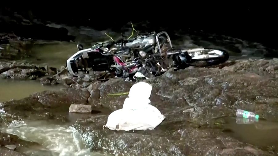 Sebuah tragedi terjadi di kota Pune, India barat, setelah jembatan di atas sungai Indrayani runtuh pada hari Minggu (15/6). Insiden ini mengakibatkan setidaknya dua orang tewas dan sejumlah lainnya tersapu arus sungai. (Tangkapan Layar Video Reuters/ANI)