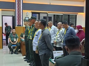 Tangis Peltu Lubis Minta Maaf ke Keluarga Kapolsek Negara Batin
