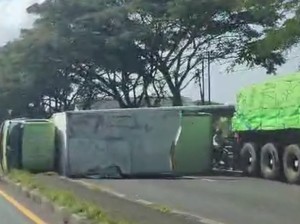 Truk Boks Muat Es Kristal Pecah Ban Lalu Terguling di Lamongan