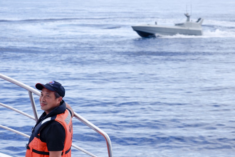 Anggota media mengambil foto drone laut SeaShark 800, yang dikembangkan oleh Thunder Tiger sedang melakukan uji coba di laut lepas Wushi, Taiwan, 6 Juni 2025. Anggota media mengambil foto drone laut SeaShark 800, yang dikembangkan oleh Thunder Tiger sedang melakukan uji coba di laut lepas Wushi, Taiwan, 6 Juni 2025. (REUTERS/Ann Wang)