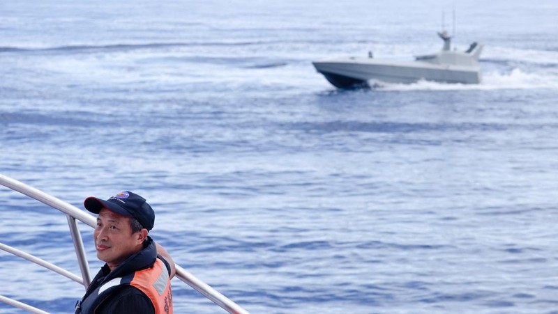 Anggota media mengambil foto drone laut SeaShark 800, yang dikembangkan oleh Thunder Tiger sedang melakukan uji coba di laut lepas Wushi, Taiwan, 6 Juni 2025. (REUTERS/Ann Wang)