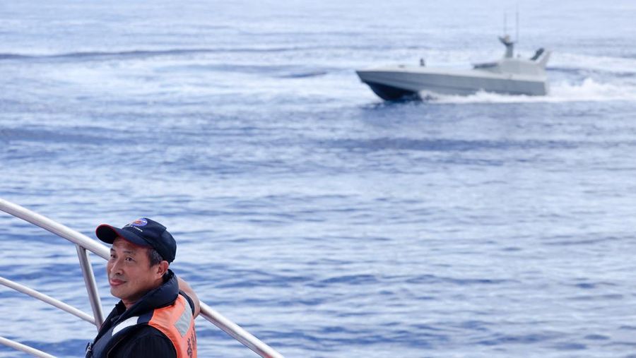 Anggota media mengambil foto drone laut SeaShark 800, yang dikembangkan oleh Thunder Tiger sedang melakukan uji coba di laut lepas Wushi, Taiwan, 6 Juni 2025. Anggota media mengambil foto drone laut SeaShark 800, yang dikembangkan oleh Thunder Tiger sedang melakukan uji coba di laut lepas Wushi, Taiwan, 6 Juni 2025. (REUTERS/Ann Wang)