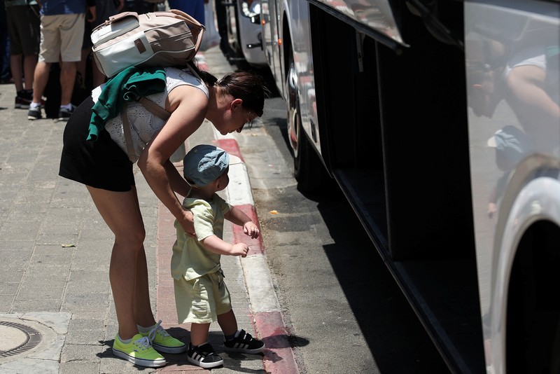 ang-orang dengan kewarganegaraan asing berkumpul untuk meninggalkan Israel dengan bus melalui Mesir, setelah serangan rudal dari Iran, di Tel Aviv, Israel, Selasa (17/6/2925). (REUTERS/Ronen Zvulun) ang-orang dengan kewarganegaraan asing berkumpul untuk meninggalkan Israel dengan bus melalui Mesir, setelah serangan rudal dari Iran, di Tel Aviv, Israel, Selasa (17/6/2925). (REUTERS/Ronen Zvulun)