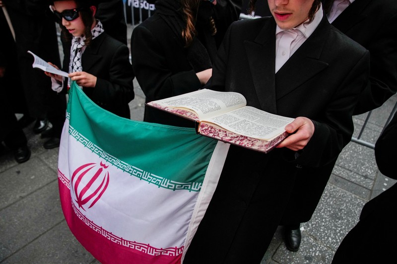 Orang-orang mengambil bagian dalam protes untuk mendukung Iran dan Palestina, di Times Square di New York City, AS, 16 Juni 2025. Orang-orang mengambil bagian dalam protes untuk mendukung Iran dan Palestina, di Times Square di New York City, AS, 16 Juni 2025. (REUTERS/Eduardo Munoz)