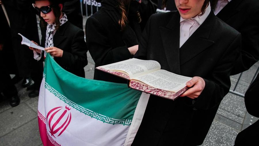 Orang-orang mengambil bagian dalam protes untuk mendukung Iran dan Palestina, di Times Square di New York City, AS, 16 Juni 2025. (REUTERS/Eduardo Munoz)