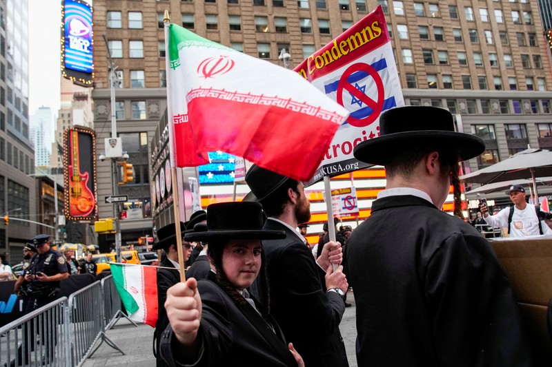 Orang-orang mengambil bagian dalam protes untuk mendukung Iran dan Palestina, di Times Square di New York City, AS, 16 Juni 2025. (REUTERS/Eduardo Munoz)