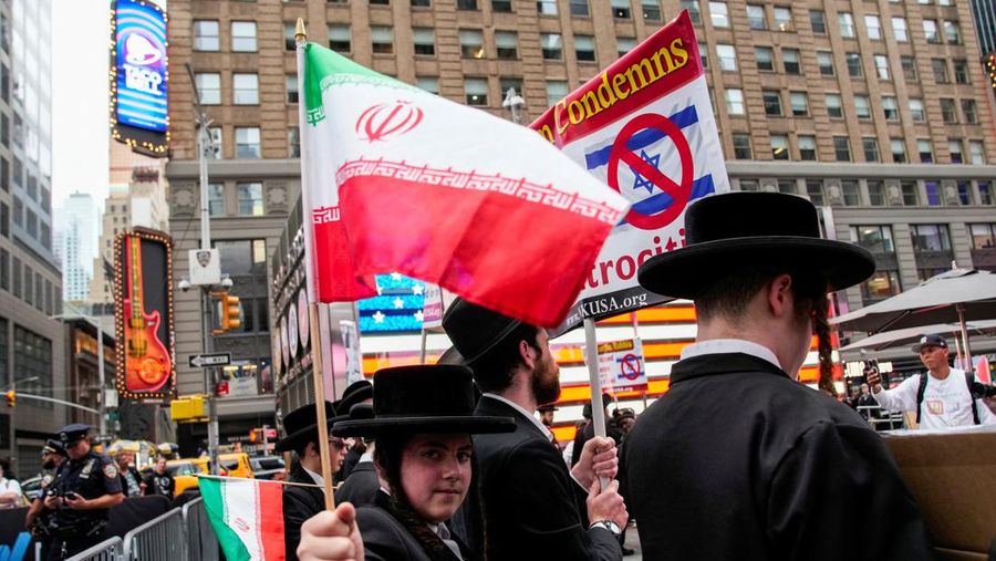 Orang-orang mengambil bagian dalam protes untuk mendukung Iran dan Palestina, di Times Square di New York City, AS, 16 Juni 2025. (REUTERS/Eduardo Munoz)
