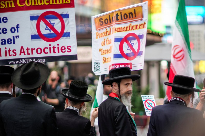 Orang-orang mengambil bagian dalam protes untuk mendukung Iran dan Palestina, di Times Square di New York City, AS, 16 Juni 2025. Orang-orang mengambil bagian dalam protes untuk mendukung Iran dan Palestina, di Times Square di New York City, AS, 16 Juni 2025. (REUTERS/Eduardo Munoz)
