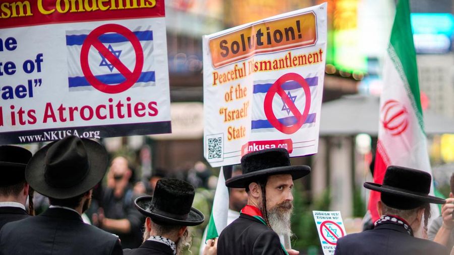 Orang-orang mengambil bagian dalam protes untuk mendukung Iran dan Palestina, di Times Square di New York City, AS, 16 Juni 2025. (REUTERS/Eduardo Munoz)